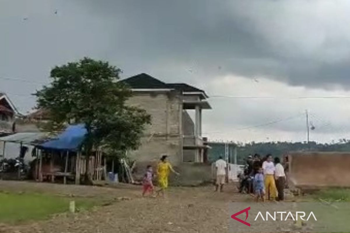 Belasan rumah di Cianjur rusak akibat diterjang puting beliung