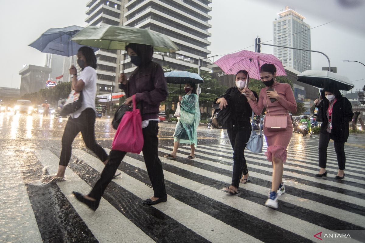 Sebagian wilayah DKI Jakarta hujan ringan hingga sedang pada Selasa