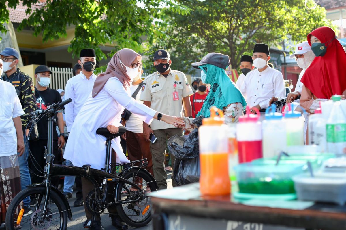 Keliling pasar takjil, Bupati Banyuwangi borong dan bagikan ke warga