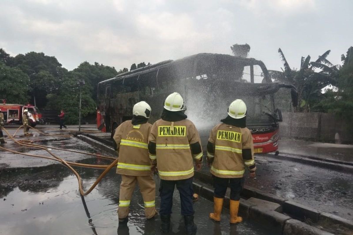 Sebuah bus AKAP di Terminal Pulo Gebang terbakar