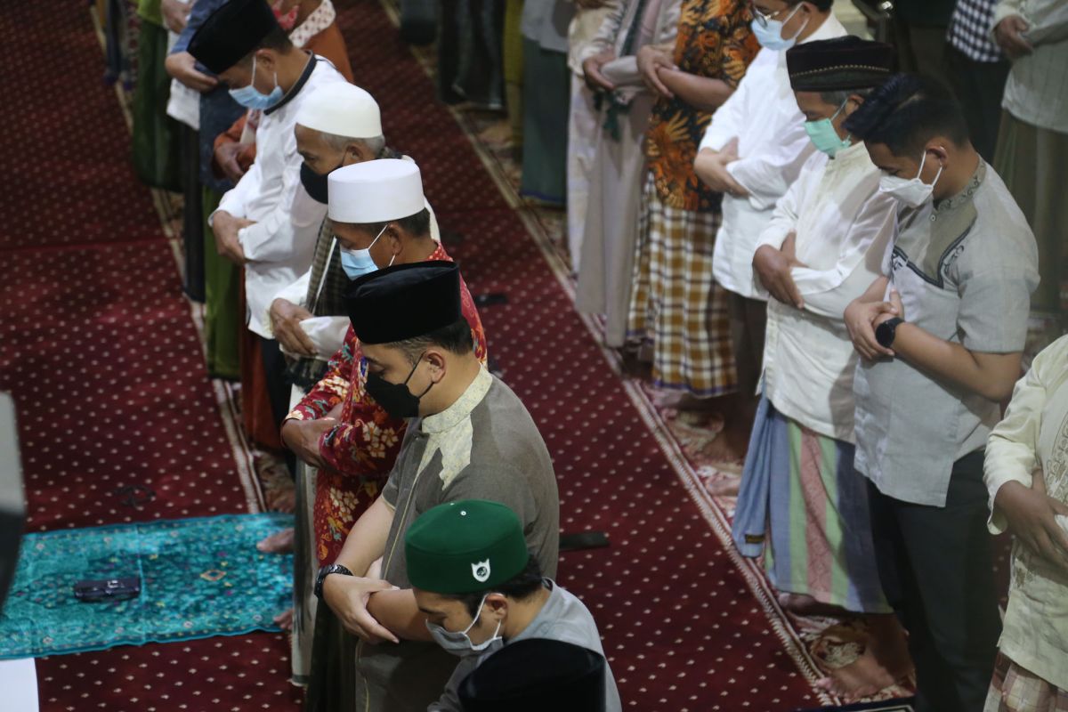 Wali Kota Eri Shalat Tarawih keliling ke masjid-masjid di Surabaya