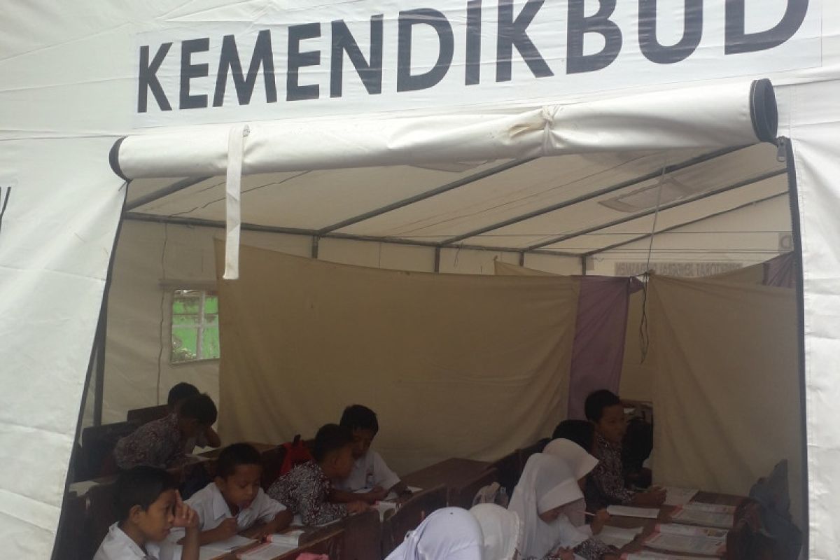 Selama Ramadhan, murid SD di lokasi terdampak gempa Pasaman Barat belajar di tenda darurat