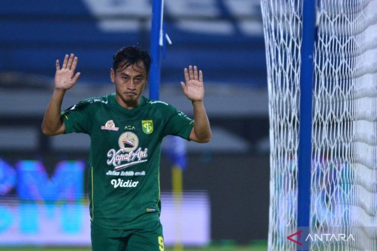 Striker Persebaya Samsul Arif resmi tak berseragam "hijau" musim depan