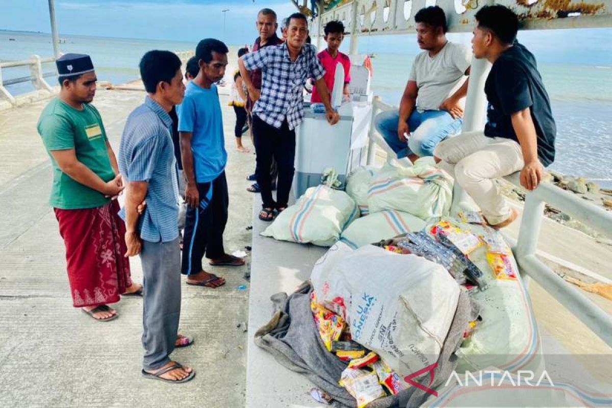 Warga kumpulkan barang dari truk tenggelam di Pelabuhan Meulaboh