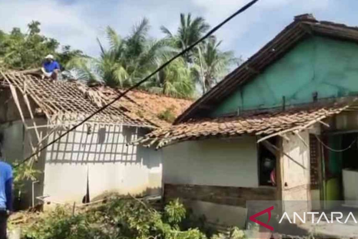 Empat rumah dihantam angin puting beliung di Bekasi