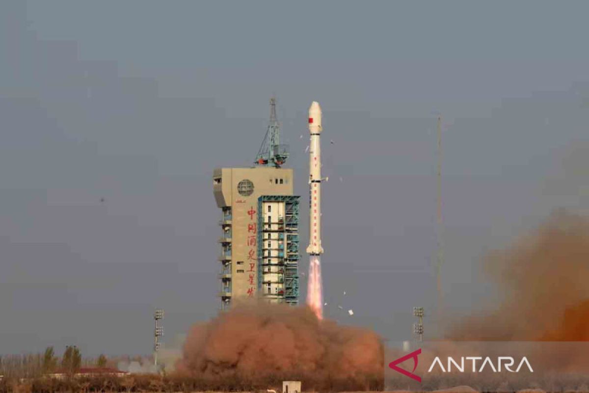 China luncurkan roket Long March-2D, membawa delapan satelit