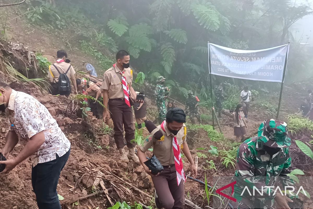 Kodim Sangihe melaksanakan kegiatan tanam bibit pohon di wilayah rawan longsor