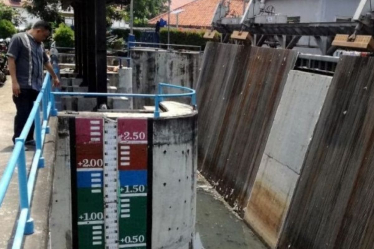 Tinggi muka air Pintu Air Pasar Ikan turun jadi 205 cm