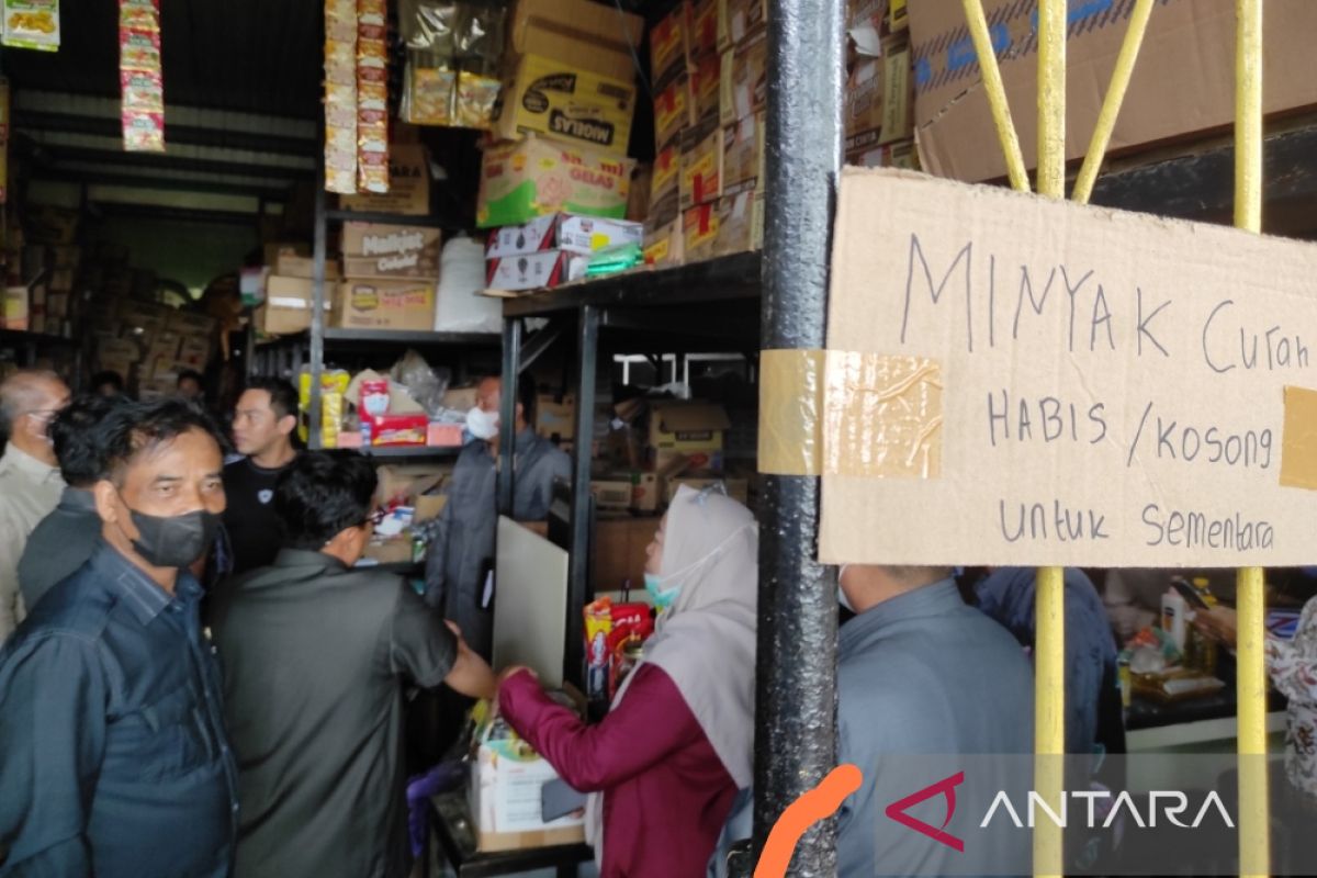 Minyak goreng curah di Kabupaten HST kosong