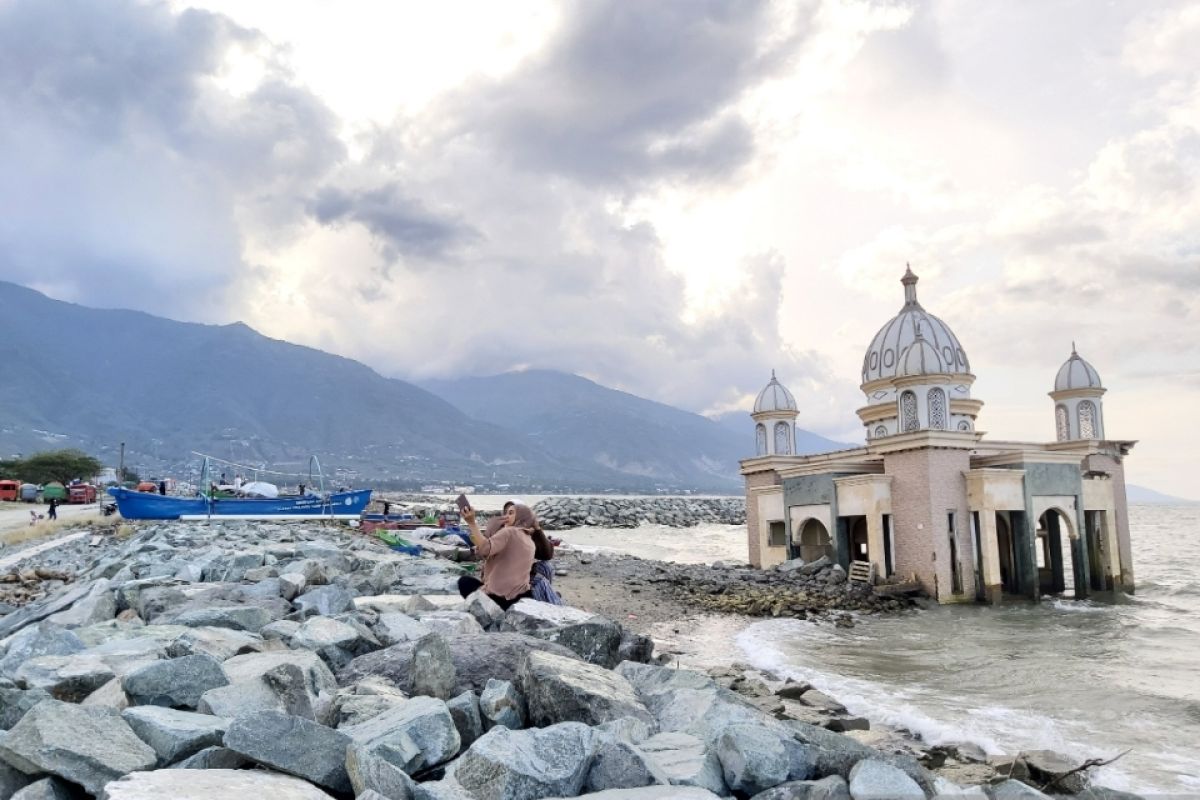 Kawasan bekas tsunami di Kota Palu menjadi tempat favorit ngabuburit