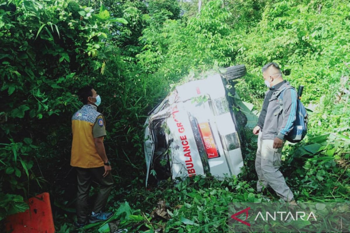 Mobil ambulans milik Desa Bungbulang masuk jurang