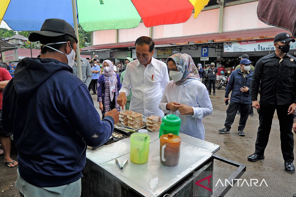 Presiden Jokowi berharap BLT minyak goreng dapat ringankan beban pedagang kecil