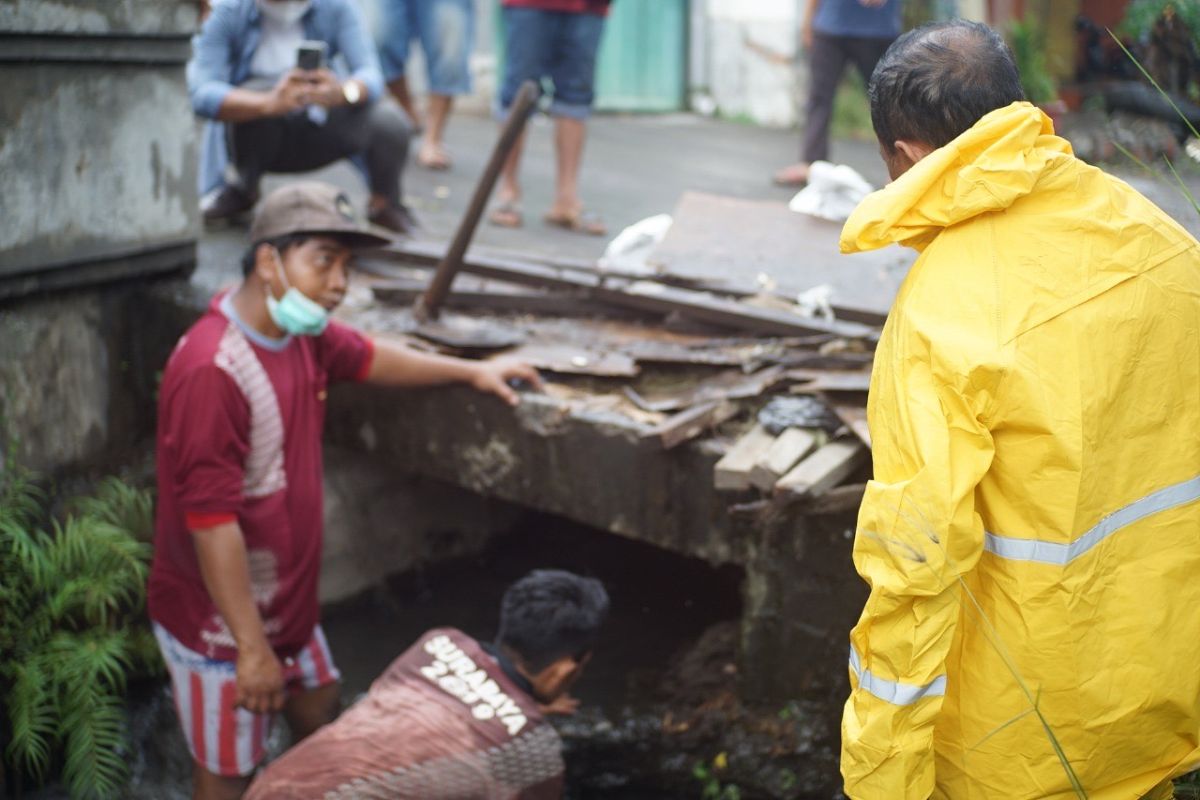 Bangunan liar di atas saluran air dibongkar untuk cegah banjir Kota Surabaya