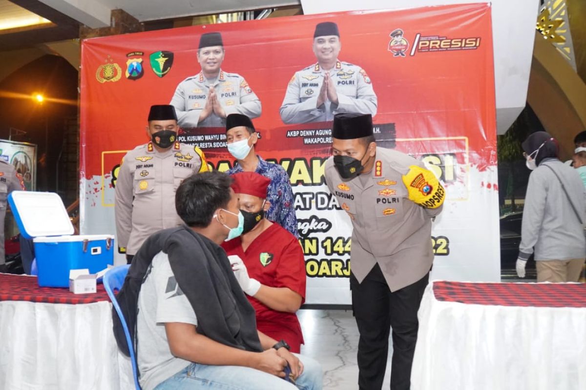 Ratusan orang ikuti vaksinasi penguat di Sidoarjo