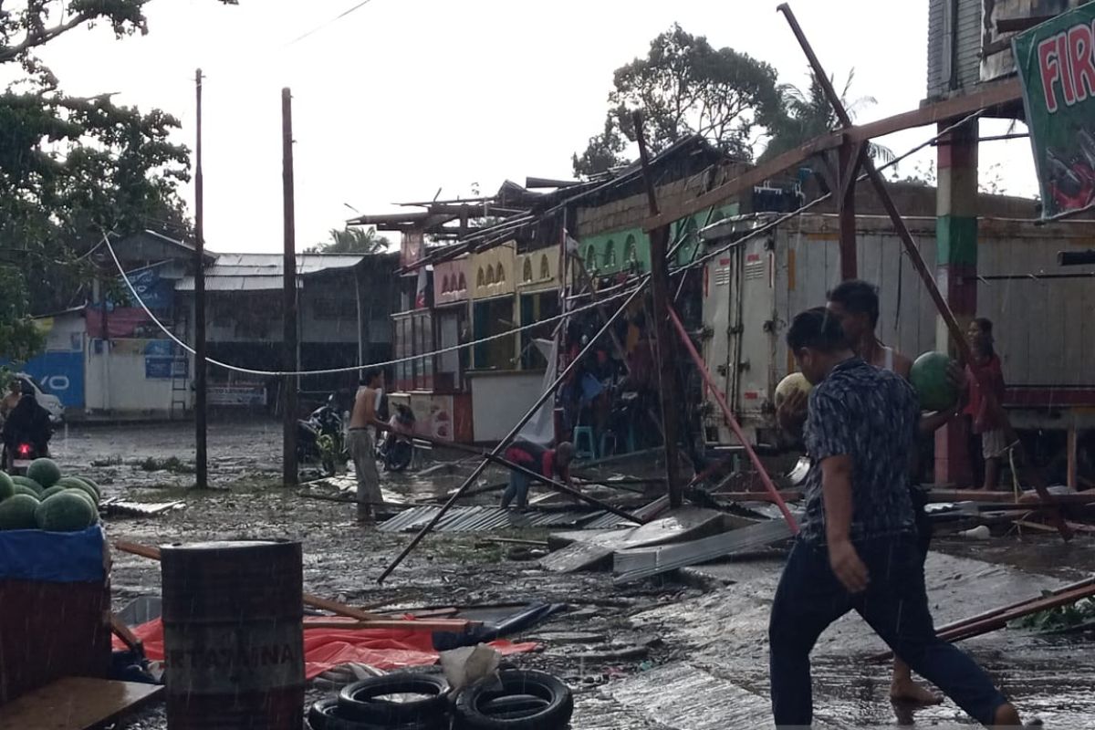 Angin kencang porak porandakan sejumlah rumah di Dharmasraya (Video)