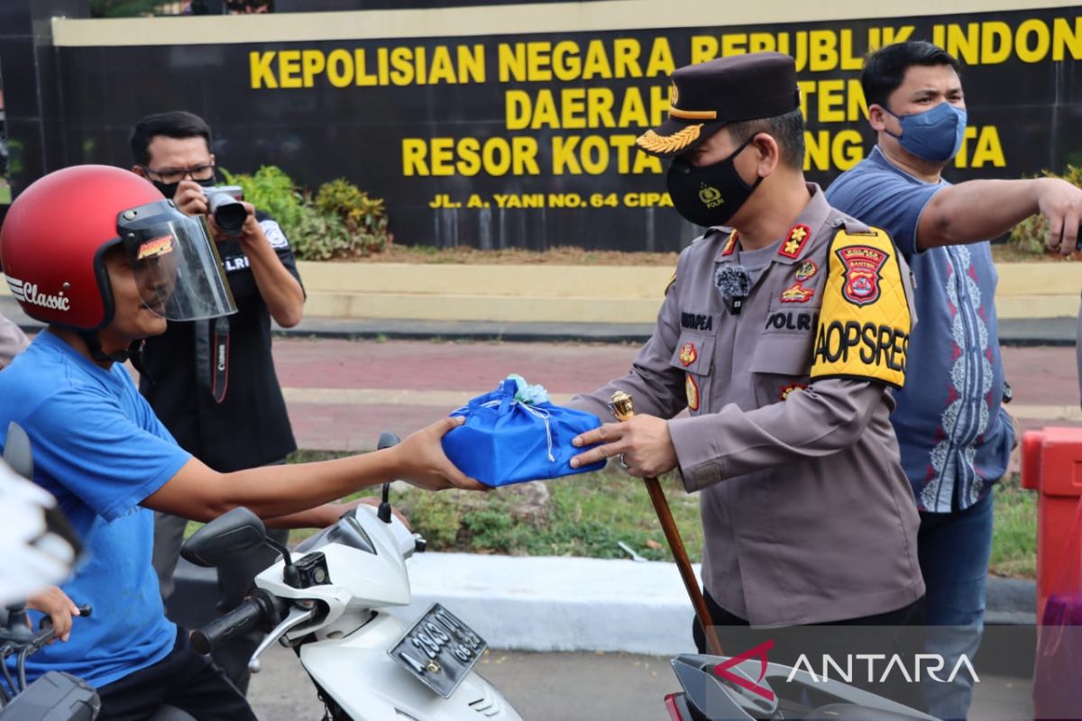 Kapolres Serang Kota bagi-bagi takjil pada pengendara