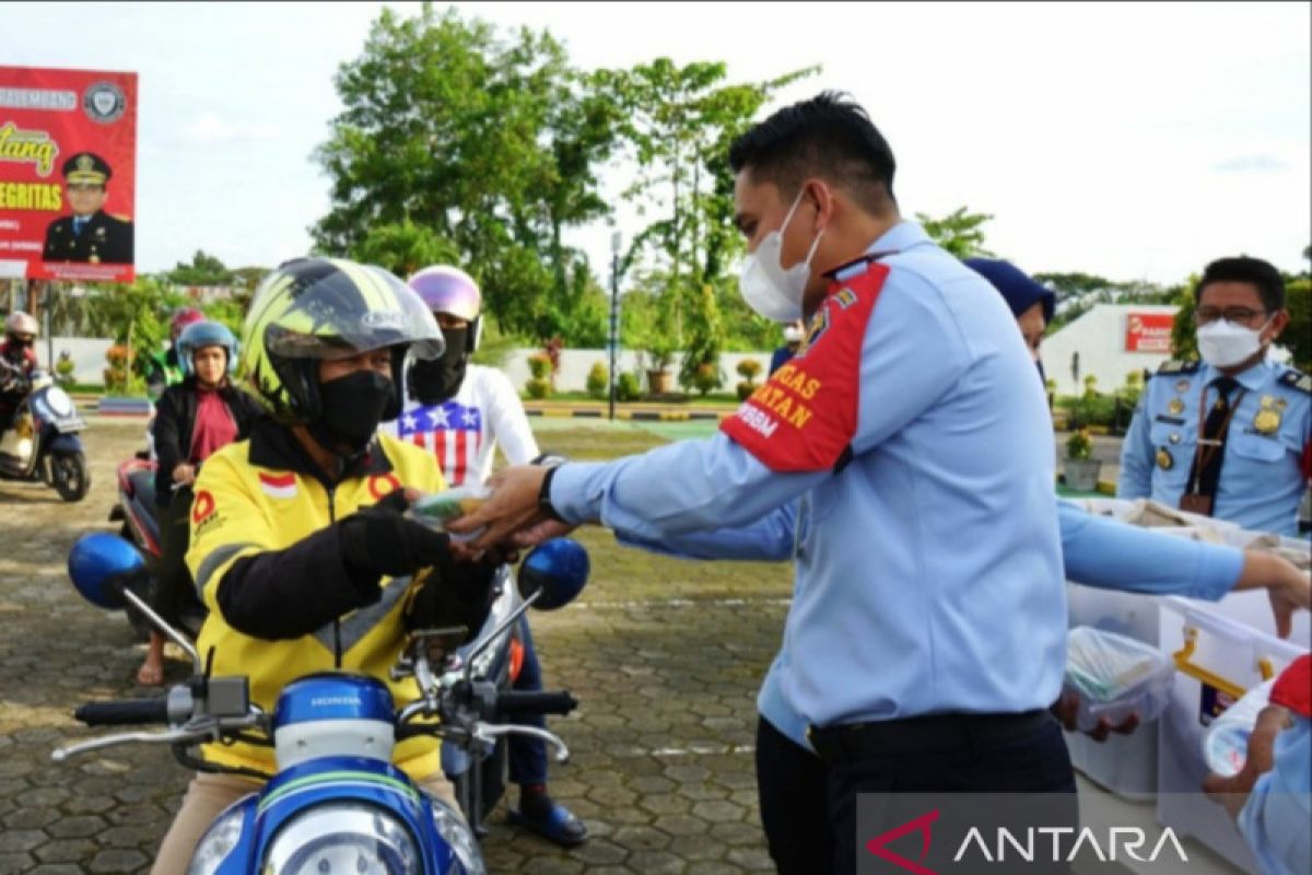 Imigrasi Palembang  bagikan takjil untuk tukang ojek berbuka puasa