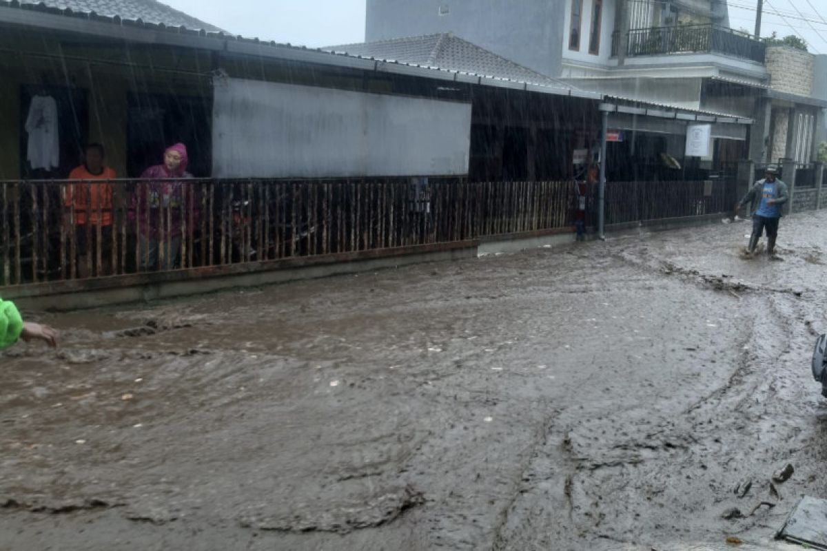 Hujan deras landa Kota Malang, banjir genangi sembilan titik