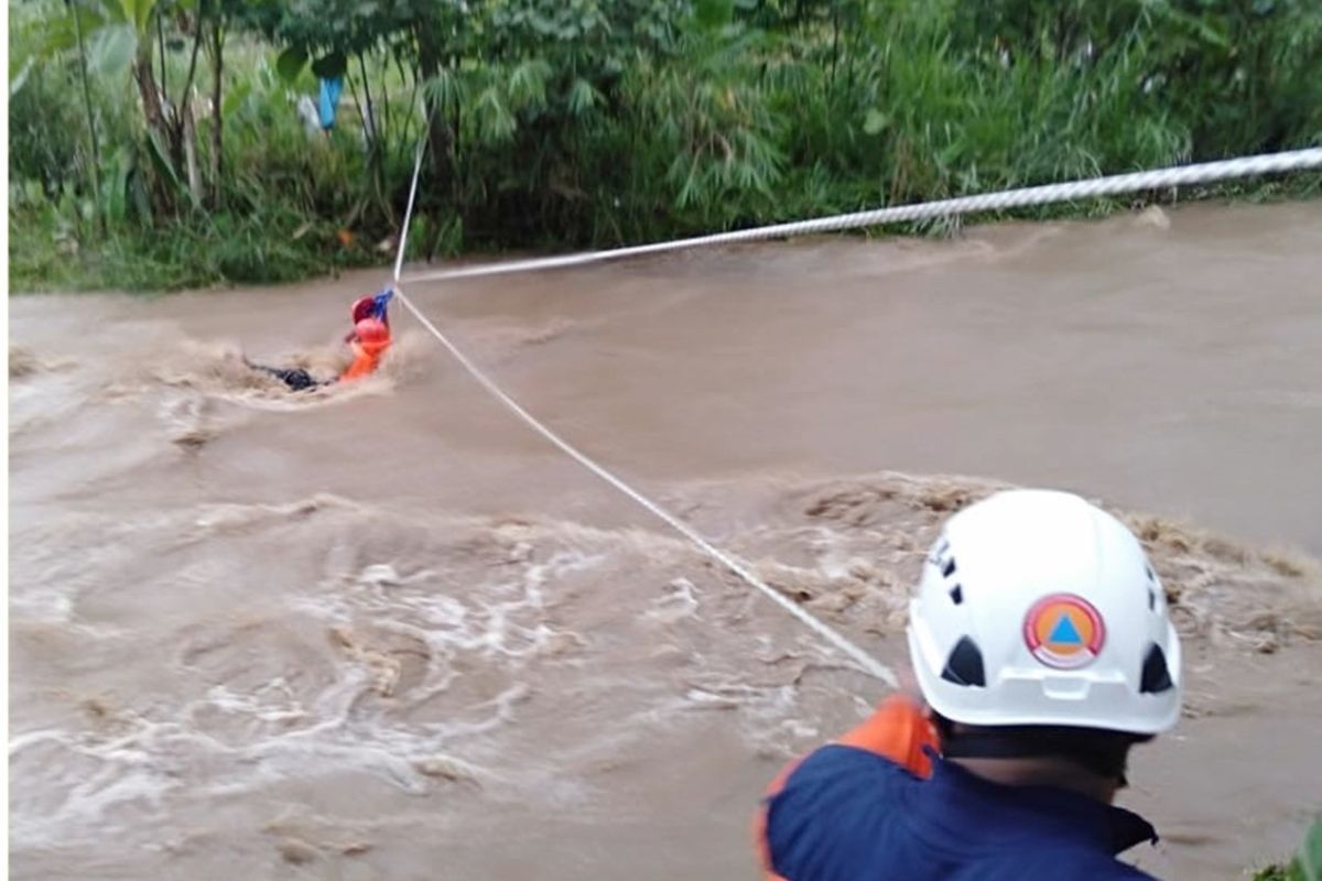 Petugas BPBD Blitar selamatkan dua pemancing terjebak banjir