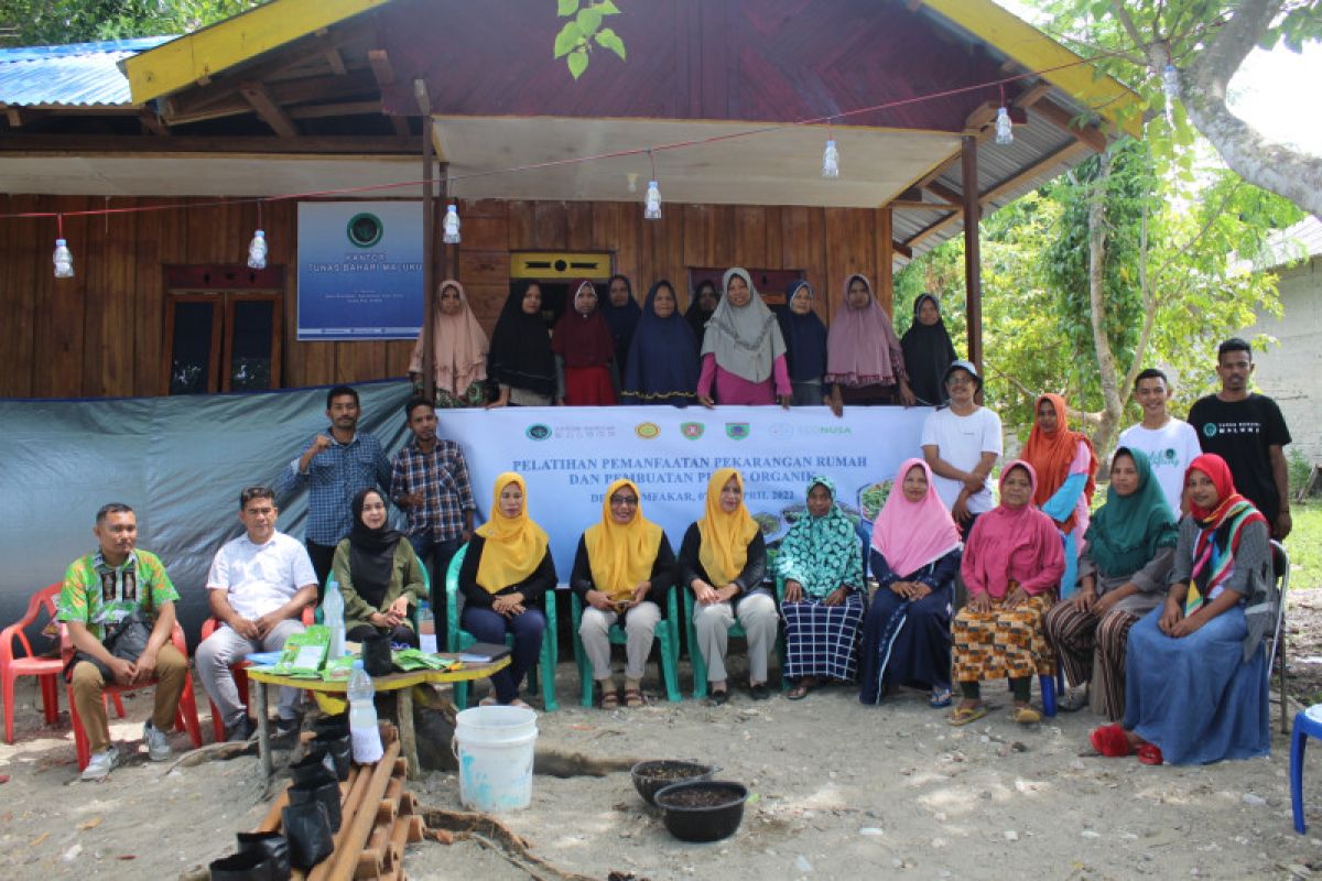 Yayasan Tunas Bahari Maluku latih ibu rumah tangga membuat pupuk, beri penghasilan tambahan