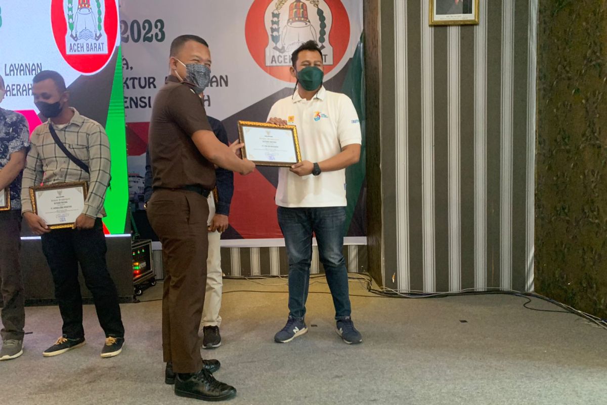 PLN Terima Penghargaan TJSL Dari Pemkab Aceh Barat