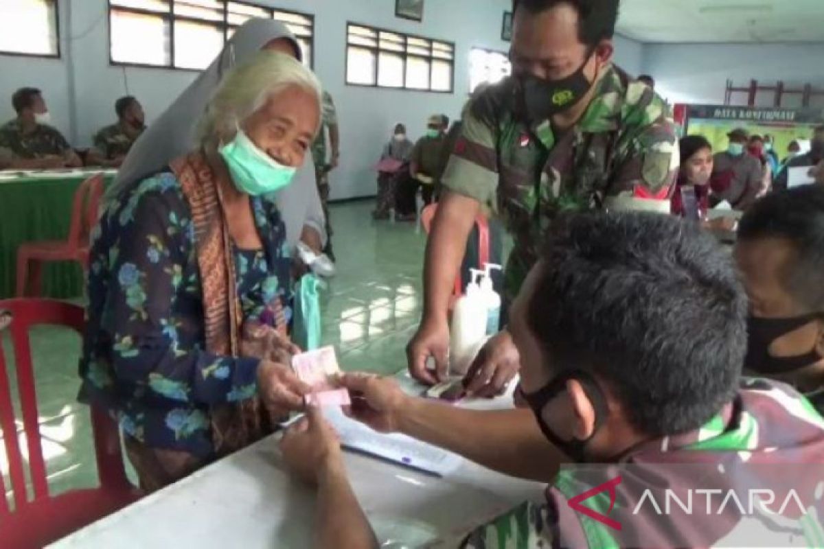 Kodim Ngawi salurkan bantuan tunai dari pemerintah untuk PKL dan warung