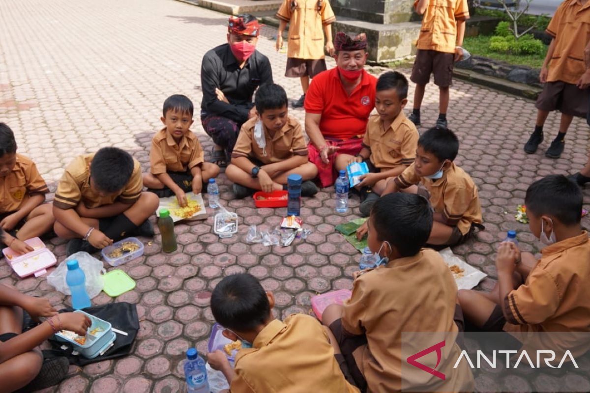 Bupati Karangasem berikan motivasi kepada para siswa saat PTM