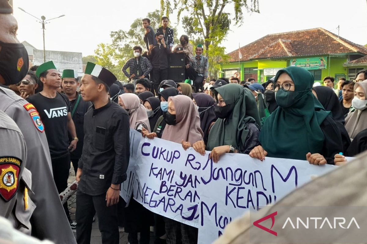 Mahasiswa Pamekasan unjuk rasa menolak kenaikan BBM