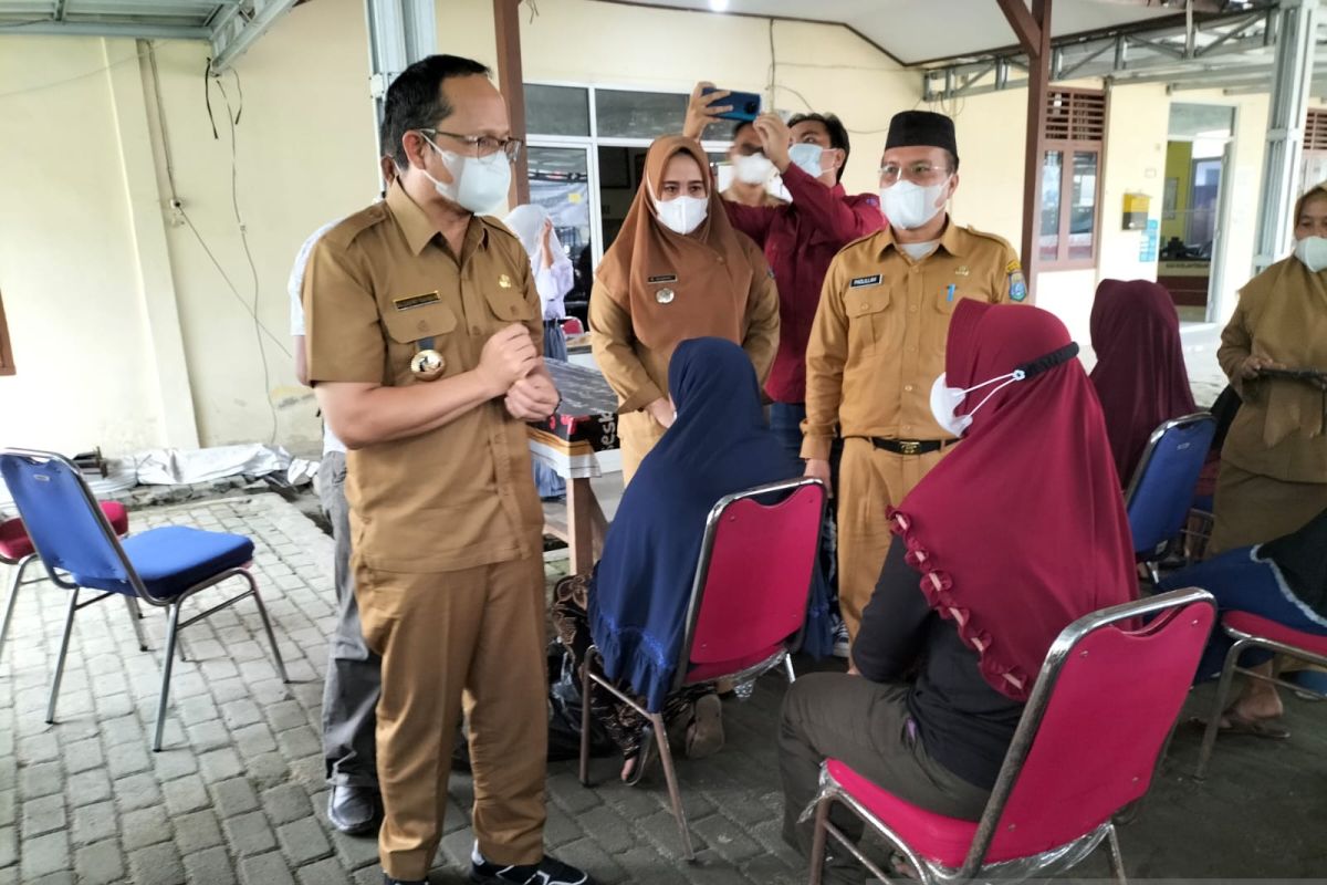 Pemkab Bangka Tengah salurkan dana santunan lansia