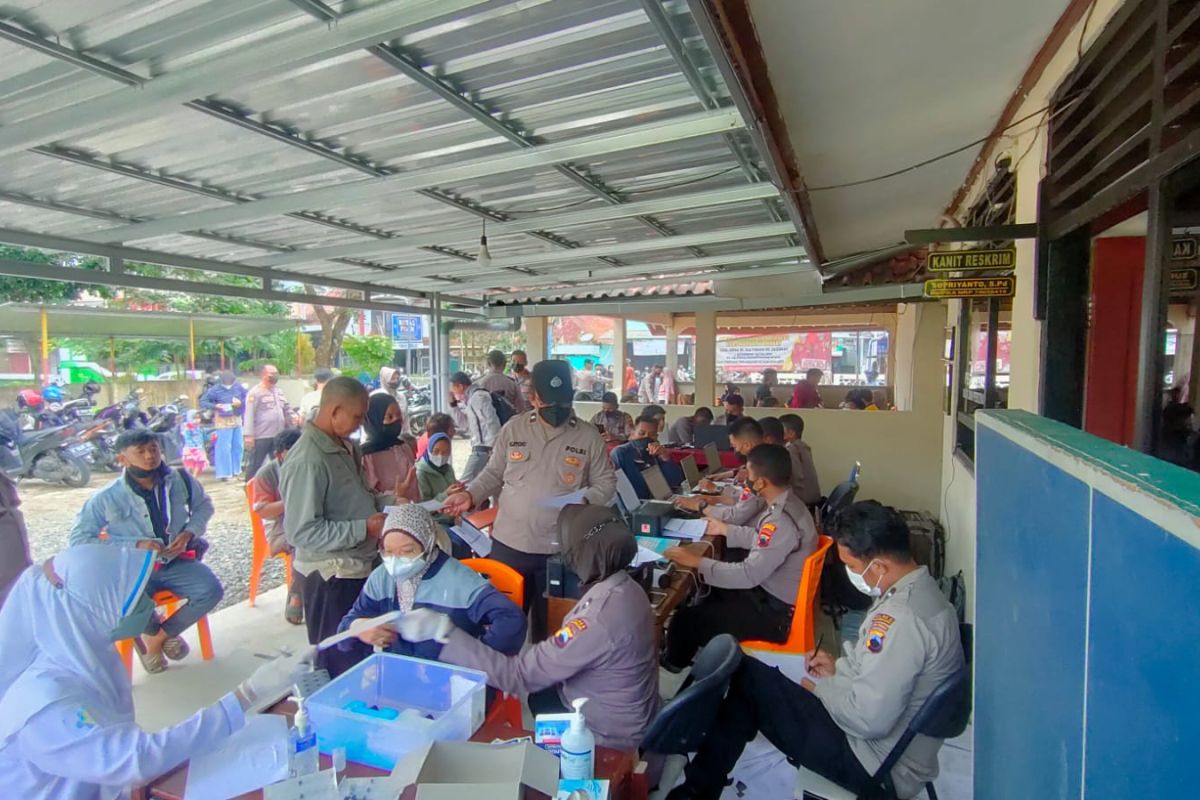 Polres Banjarnegara buka layanan vaksin bagi pengguna  jalan
