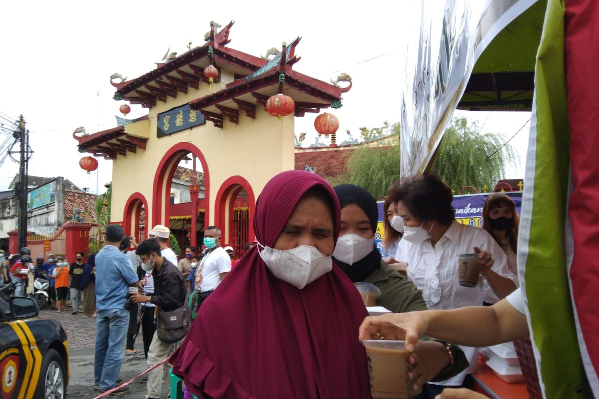 Paguyuban Tionghoa bagikan 300 takjil untuk warga Muslim Tulungagung