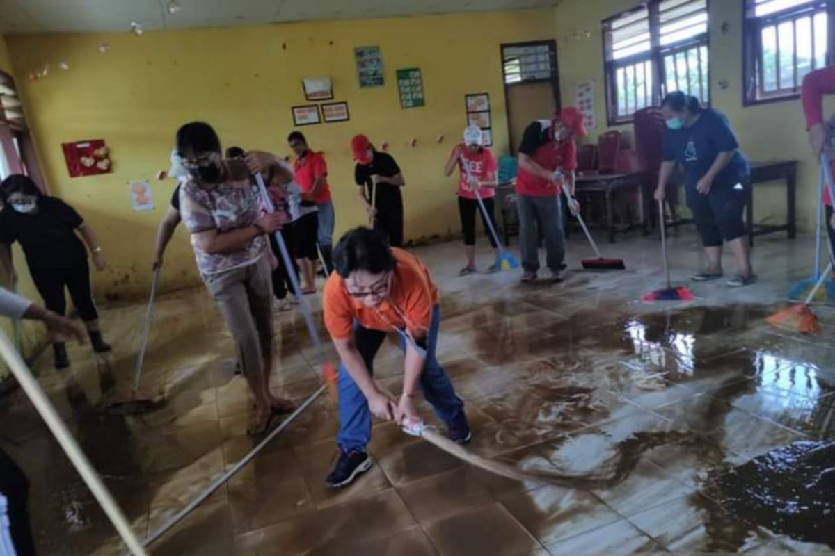 Pemkab Minahasa Tenggara kerahkan ASN untuk bantu bersihkan sisa banjir