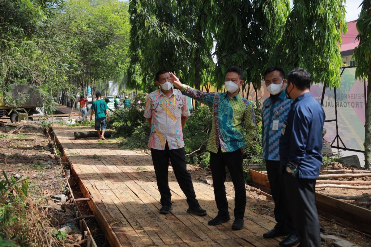 Pemko Pontianak atasi  pencurian tiang pembatas trotoar  pakai beton