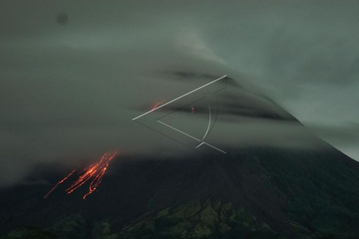 Merapi luncurkan 13 guguran lava pijar sejauh 1,8 km
