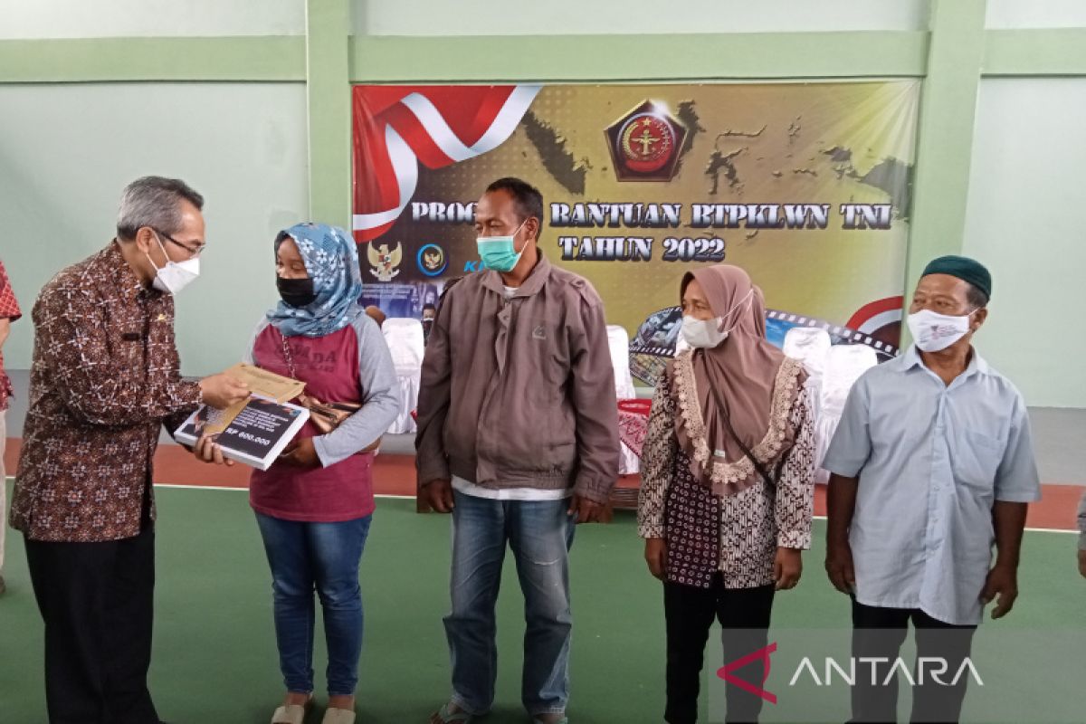 Kodim Bantul menyalurkan bantuan tunai bagi PKL dan nelayan terdampak