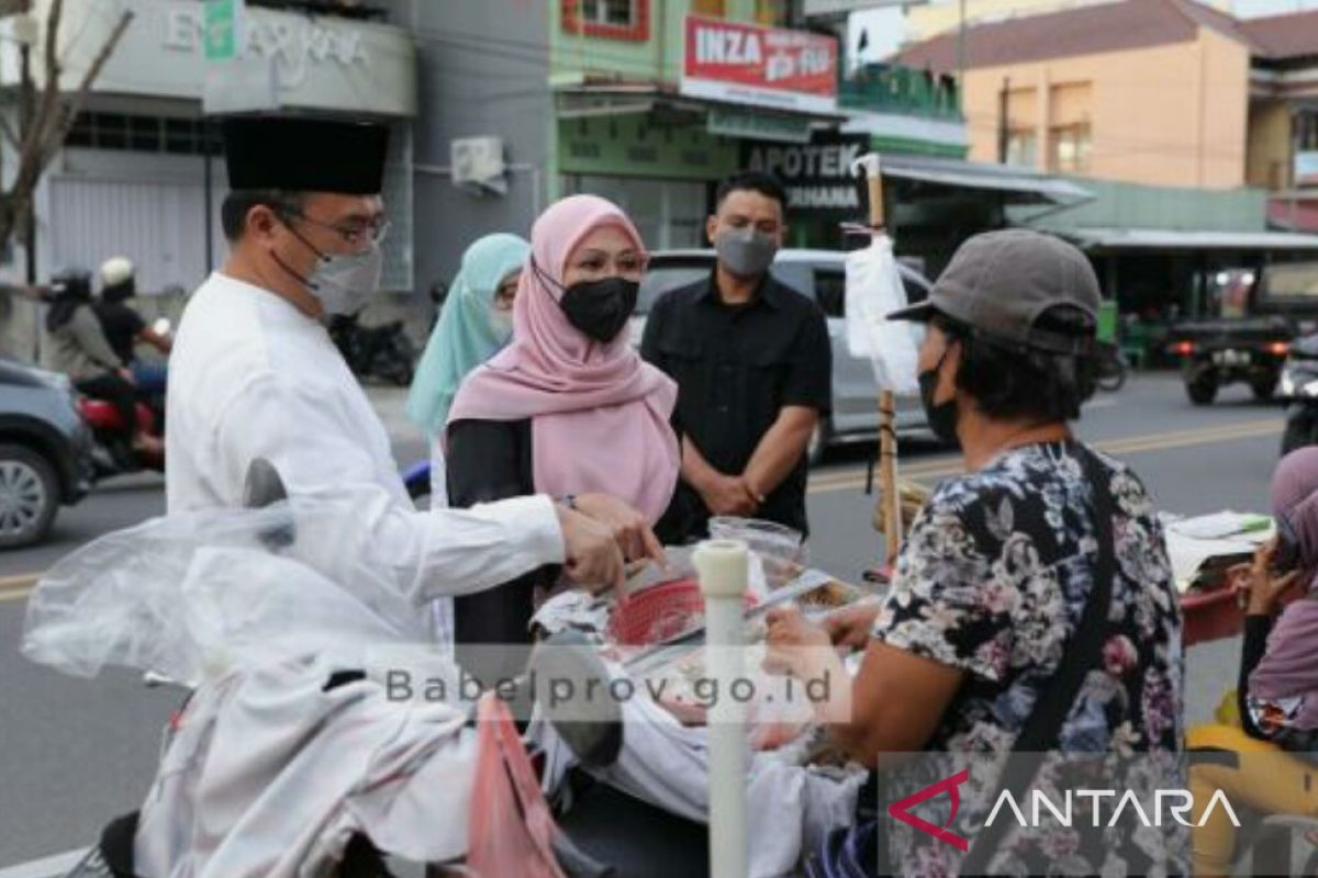 Gubernur Babel bersama istri ngabuburit di Kampung Ramadan, beli takjil dan traktir warga