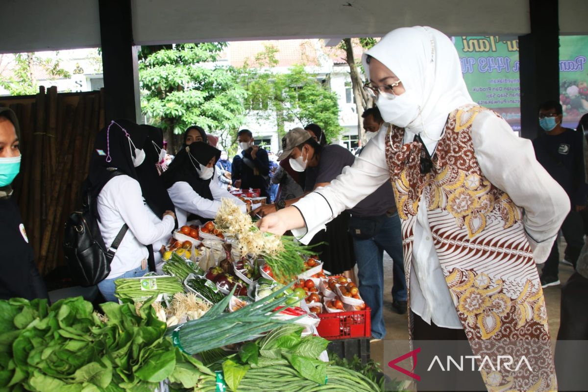 Pemkab Purwakarta gelar pasar murah kebutuhan pokok dan produk pertanian