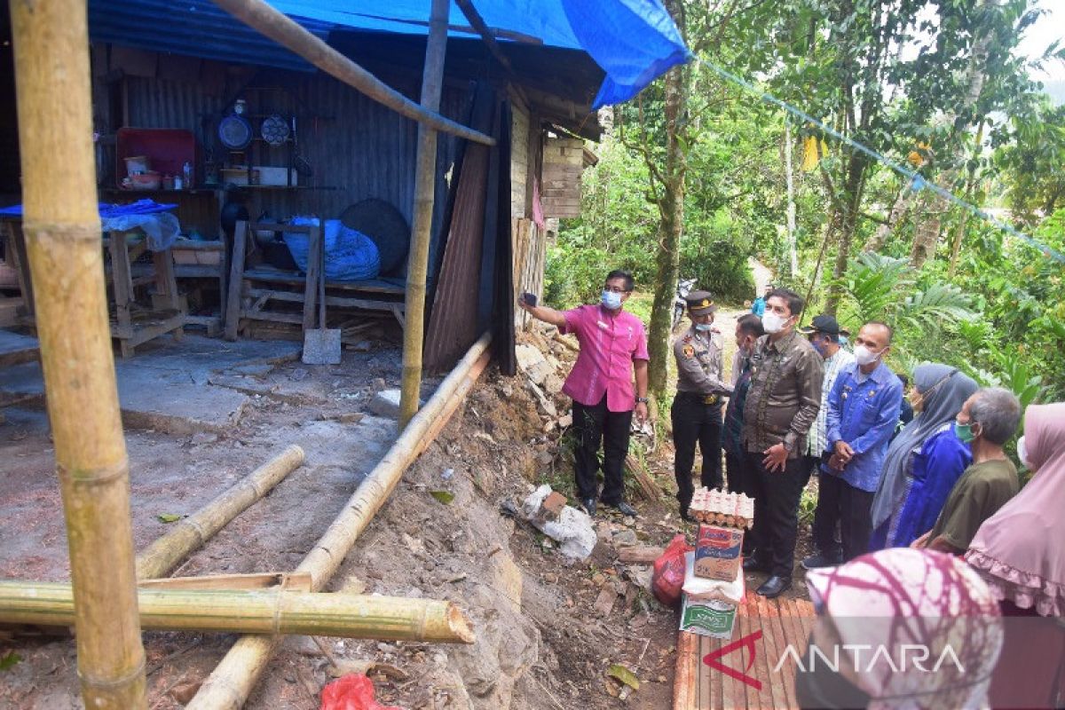 Pemkot Sawahlunto berikan bantuan untuk rumah warga terkena bencana