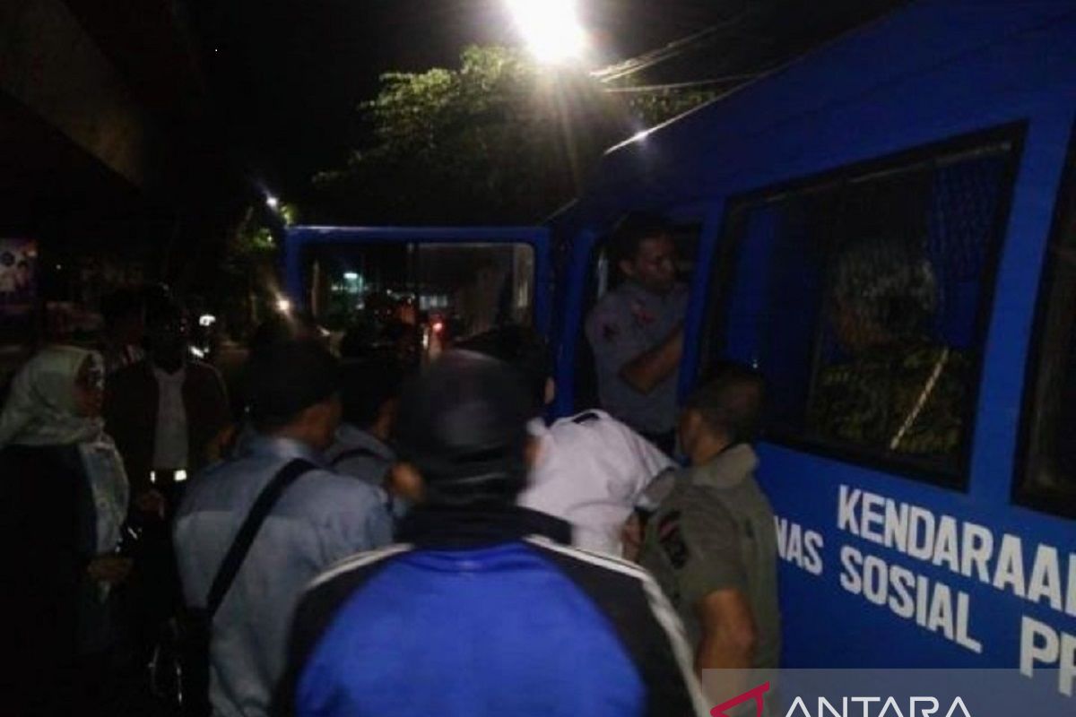 Satpol PP Jakpus dalam operasi di delapan kecamatan jaring 35 PMKS