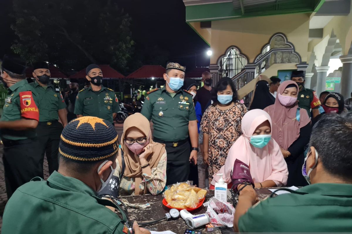 Kodim Situbondo gencar vaksinasi menyasar warga usai Shalat Tarawih