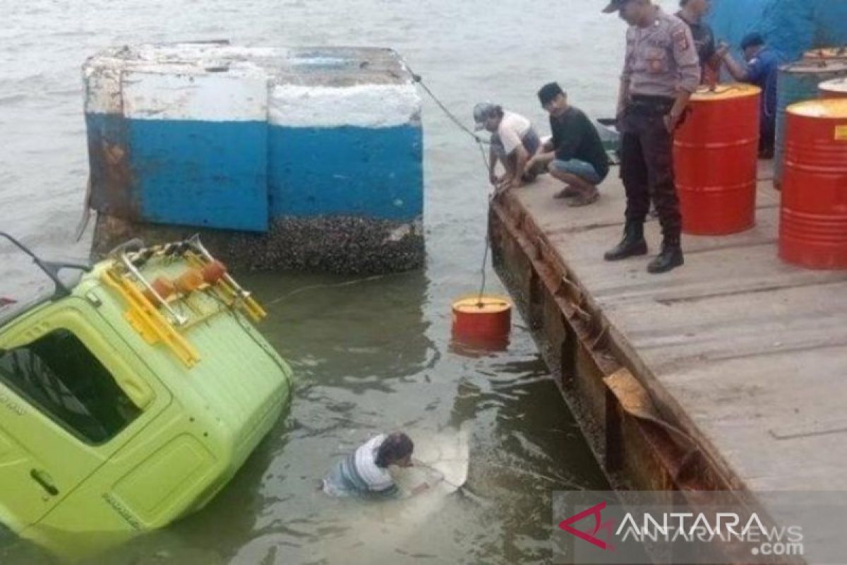 PT Jasa Raharja berhasil evakuasi truk dari laut di Pelabuhan Meulaboh