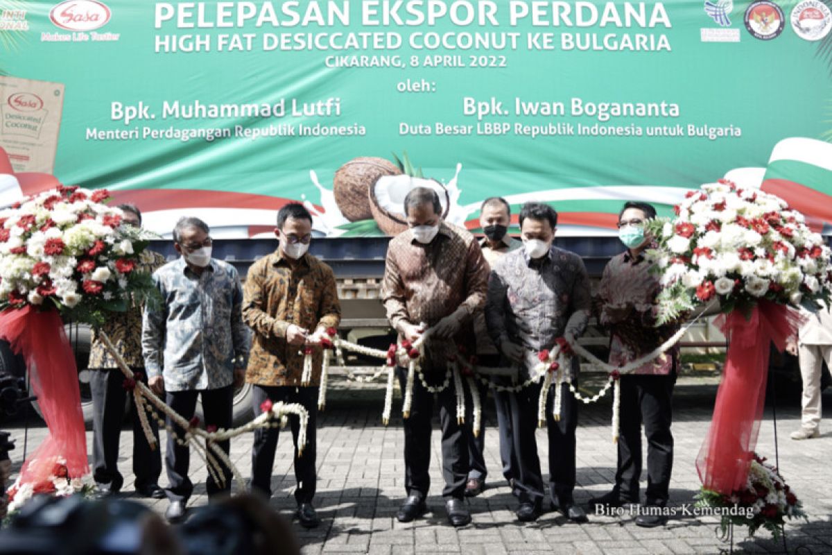 Mendag melepas ekspor perdana kelapa parut kering ke Bulgaria