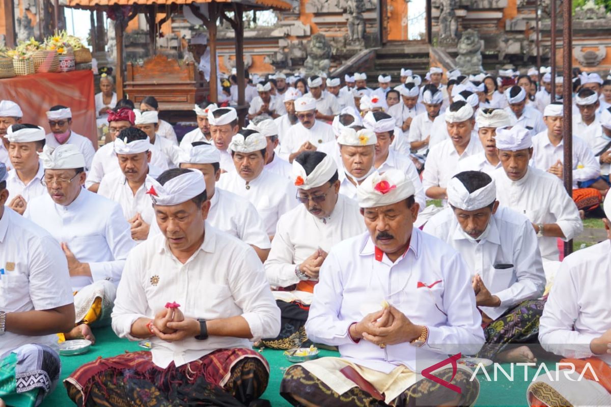 Pemkab Karangasem adakan persembahyangan di Pura Luhur Andakasa