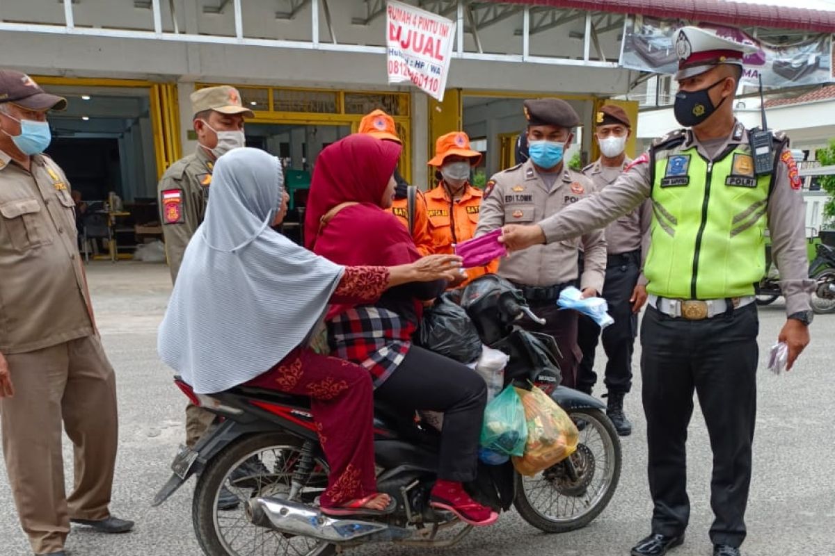 Polres Tanjungbalai gelar Operasi Yustisi bagikan 400 masker