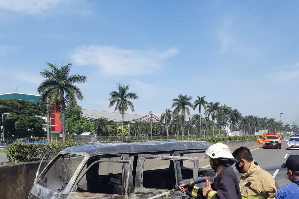 Mobil minibus terbakar di jalan Tol