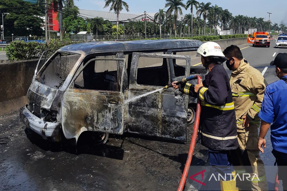 Mobil minibus terbakar di Tol Jakarta-Merak