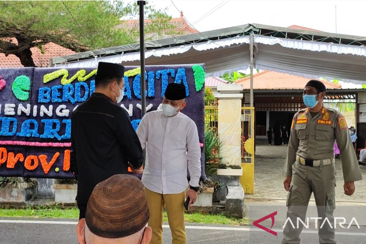 Sejumlah kerabat mulai memadati rumah duka Hudarni Rani