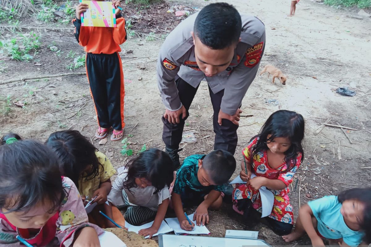 Polisi asal SAD ajarkan baca tulis anak rimba di kawasan Air Hitam Sarolangun