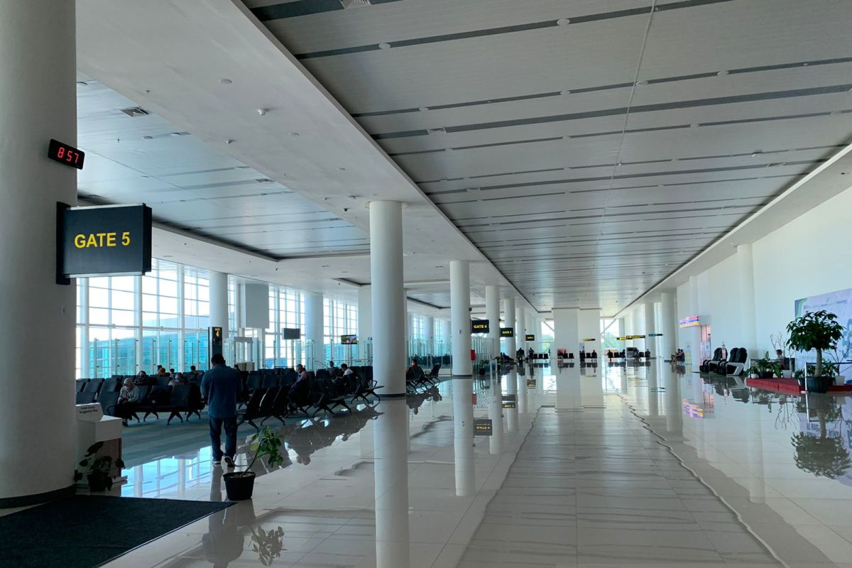Penumpang di Bandara Syamsudin Noor menurun