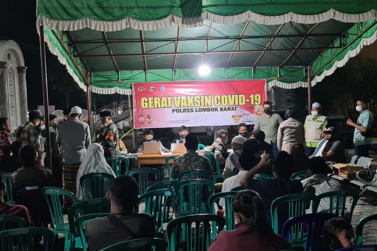 Polres Lombok Barat membuka gerai vaksin di tempat ibadah hingga malam